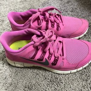 Nike running shoes in color magenta
